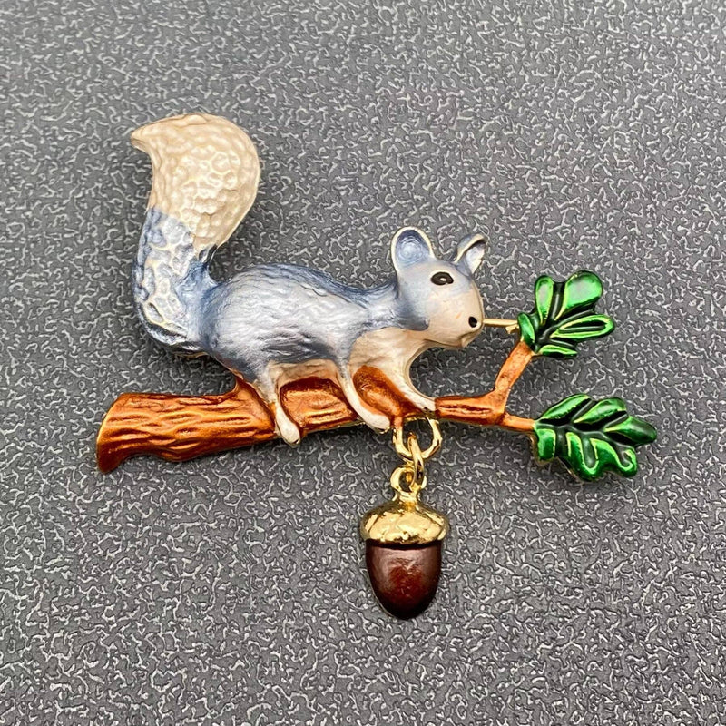 SQUIREL AND NUT